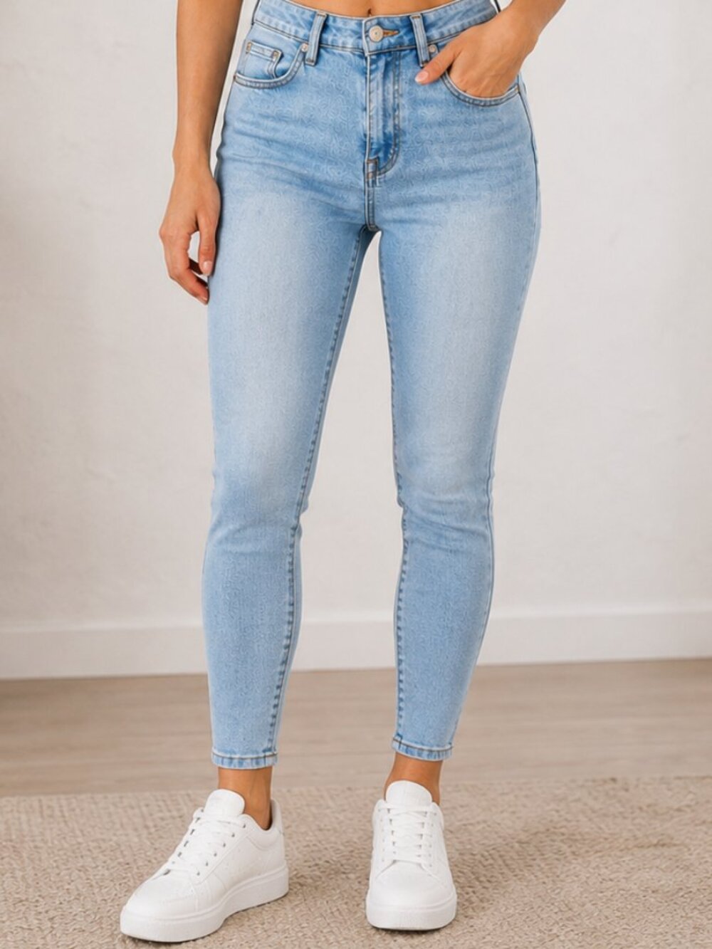 Universal Thread Light Wash High-Rise Skinny Jeans Size 12/31S